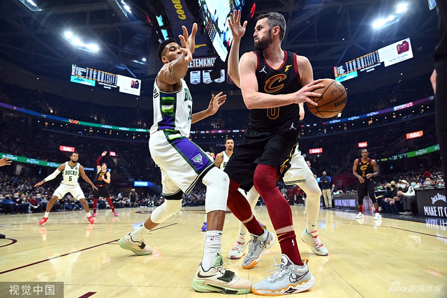 篮球在空中 篮球在空中